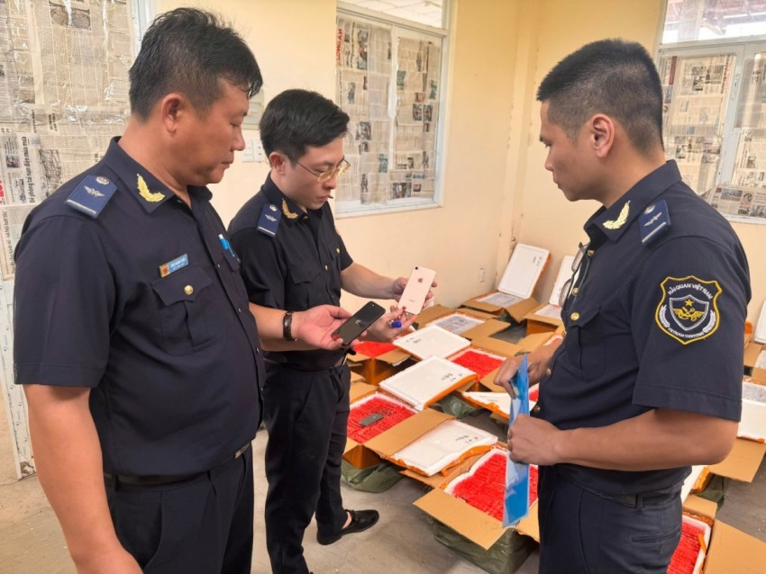 Hải quan chủ trì bắt giữ gần 5.000 chiếc điện thoại di động các loại Hải quan chủ trì bắt giữ gần 5.000 chiếc điện thoại di động các loại