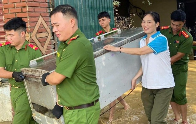 Công an Hà Nội huy động gần 400 chiến sĩ hỗ trợ nhân dân khắc phục hậu quả bão lũ