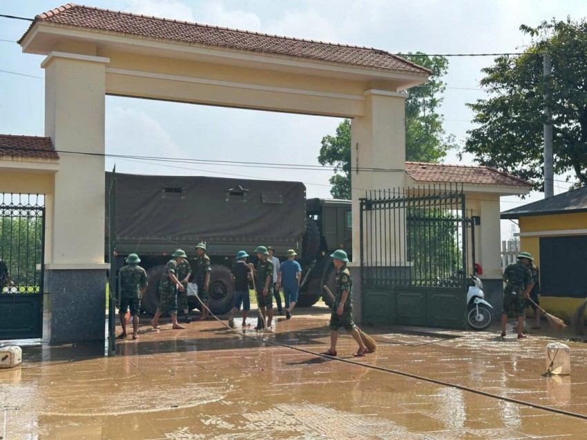 Công an Hà Nội huy động gần 400 chiến sĩ hỗ trợ nhân dân khắc phục hậu quả bão lũ