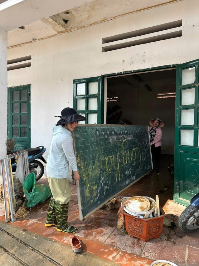 Công an Hà Nội huy động gần 400 chiến sĩ hỗ trợ nhân dân khắc phục hậu quả bão lũ