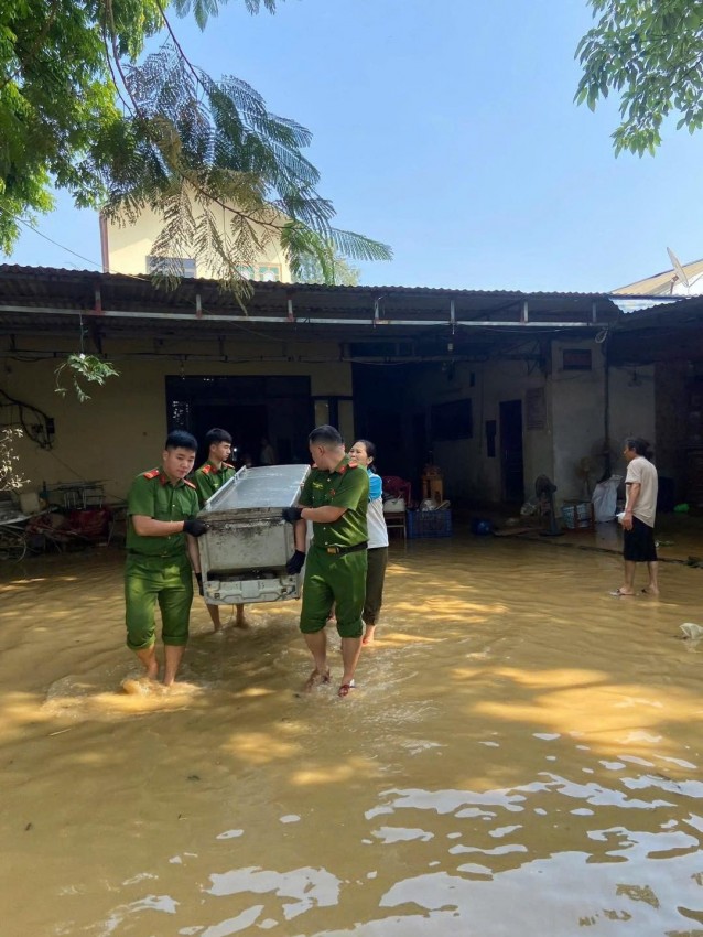 Công an Hà Nội huy động gần 400 chiến sĩ hỗ trợ nhân dân khắc phục hậu quả bão lũ