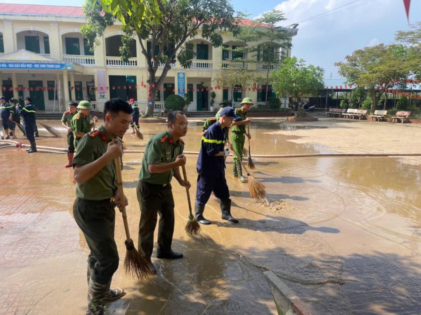 Công an Hà Nội huy động gần 400 chiến sĩ hỗ trợ nhân dân khắc phục hậu quả bão lũ