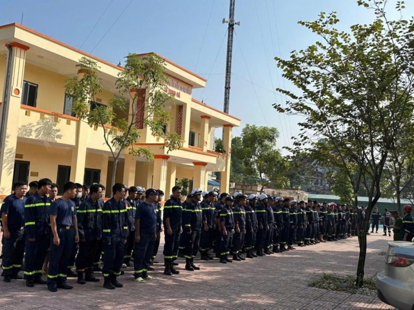 Sáng 12/10/2025, Công an thành phố Hà Nội huy động gần 400 cán bộ, chiến sĩ cùng công an xã và các lực lượng chức năng tổ chức các hoạt động giúp đỡ người dân tại xã Trung Giã.