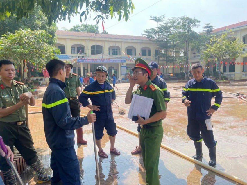 Công an Hà Nội huy động gần 400 chiến sĩ hỗ trợ nhân dân khắc phục hậu quả bão lũ