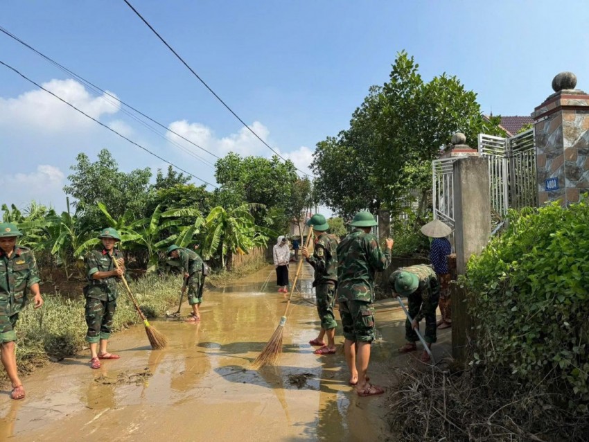 Công an Hà Nội huy động gần 400 chiến sĩ hỗ trợ nhân dân khắc phục hậu quả bão lũ