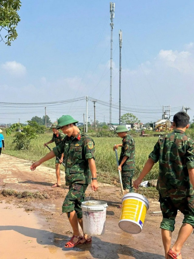Công an Hà Nội huy động gần 400 chiến sĩ hỗ trợ nhân dân khắc phục hậu quả bão lũ