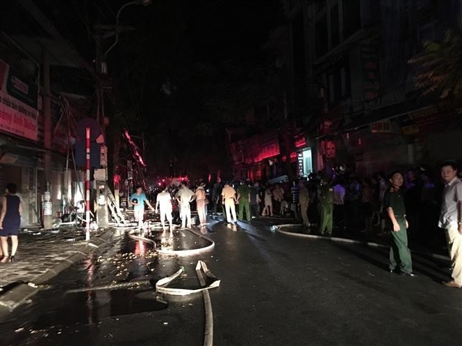 Lực lượng chức năng dập tắt đám cháy, điều tra nguyên nhân.