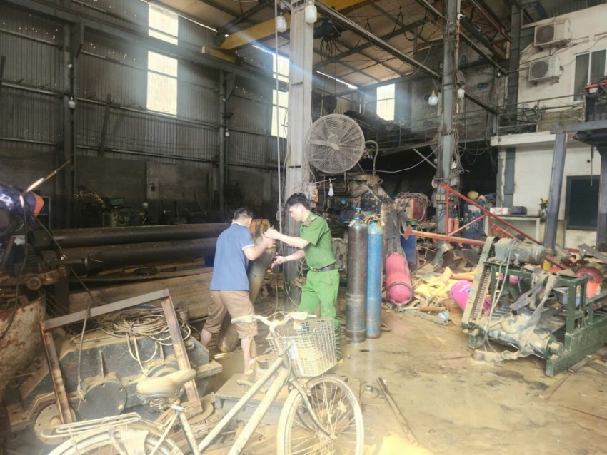 Công an Hà Nội huy động gần 400 chiến sĩ hỗ trợ nhân dân khắc phục hậu quả bão lũ