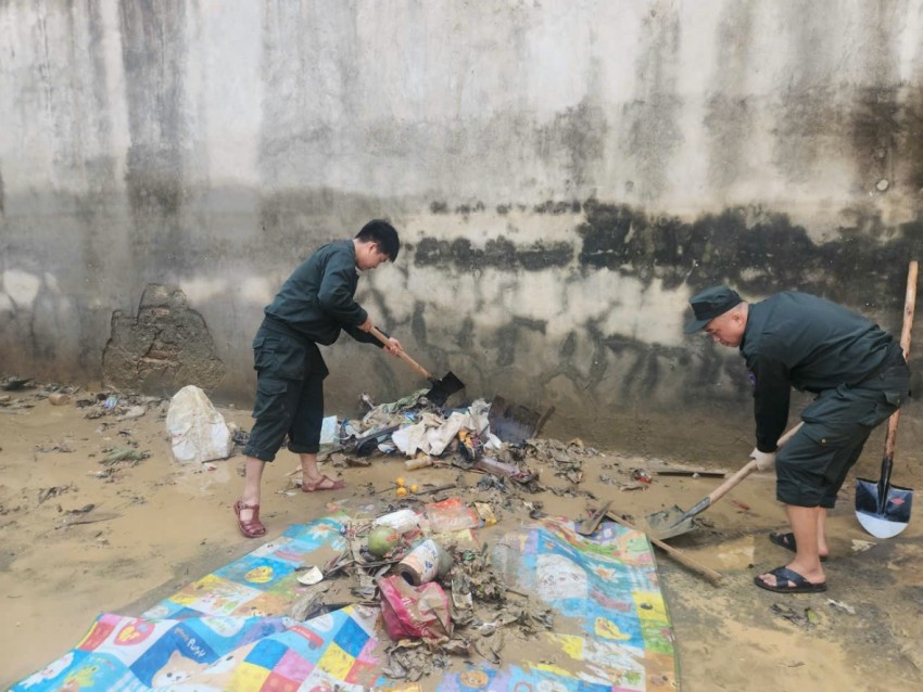 Công an Hà Nội huy động gần 400 chiến sĩ hỗ trợ nhân dân khắc phục hậu quả bão lũ