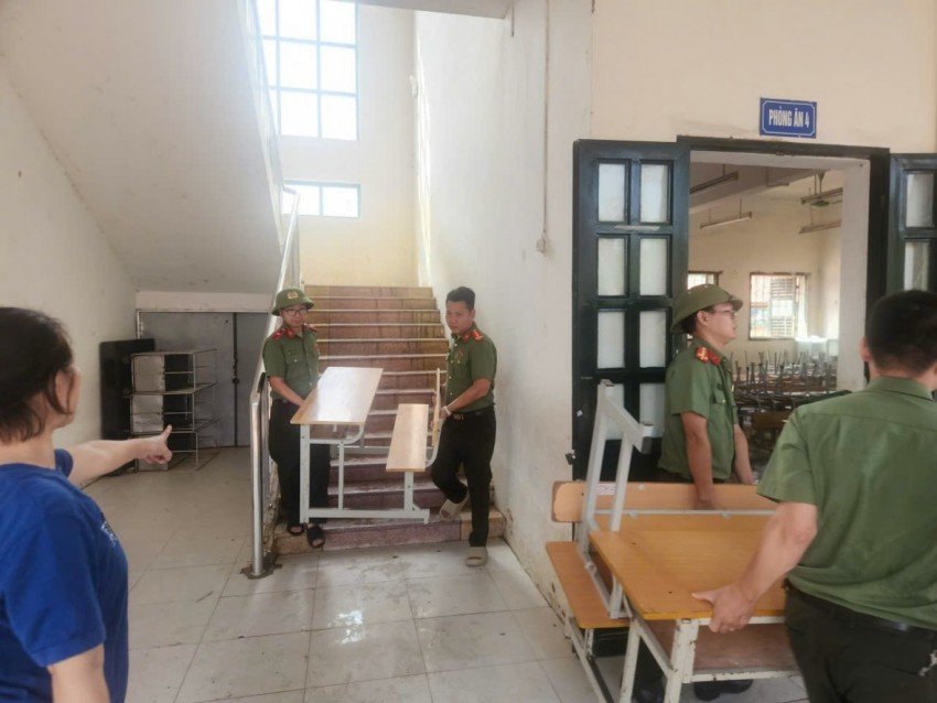 Công an Hà Nội huy động gần 400 chiến sĩ hỗ trợ nhân dân khắc phục hậu quả bão lũ