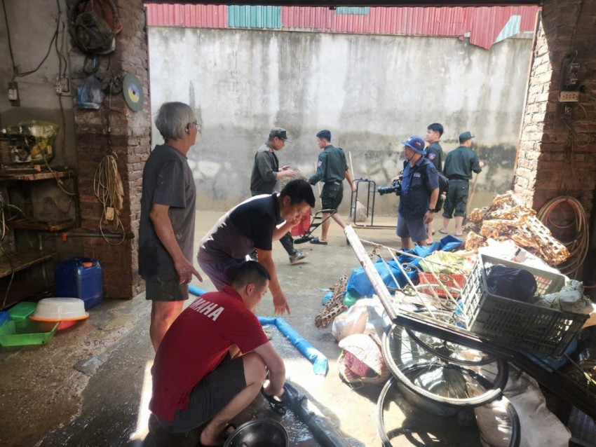 Công an Hà Nội huy động gần 400 chiến sĩ hỗ trợ nhân dân khắc phục hậu quả bão lũ