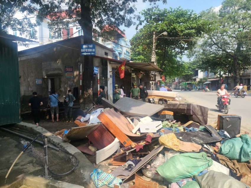 Công an Hà Nội huy động gần 400 chiến sĩ hỗ trợ nhân dân khắc phục hậu quả bão lũ