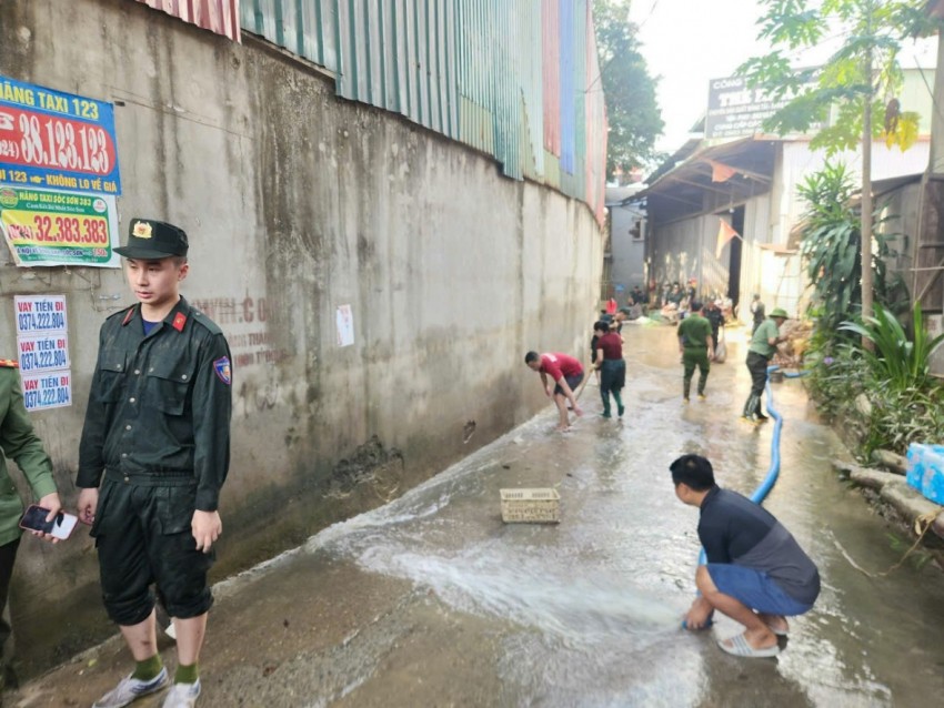 Công an Hà Nội huy động gần 400 chiến sĩ hỗ trợ nhân dân khắc phục hậu quả bão lũ