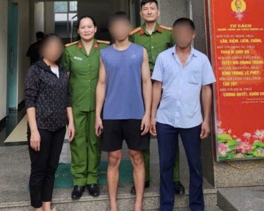 Công an phường Phú Diễn bàn giao V. cho gia đình