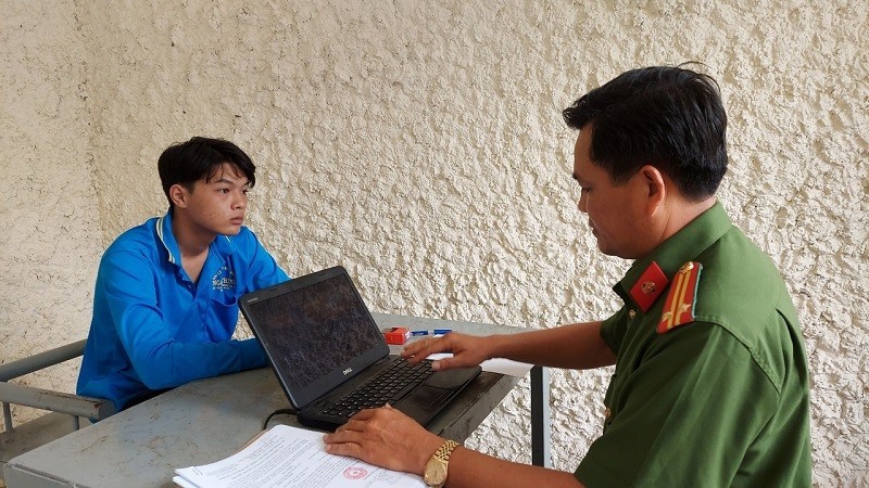 Bắt giữ thanh niên 17 tuổi cướp giật tài sản tại tiệm vàng tại Đồng Tháp Bắt giữ thanh niên 17 tuổi cướp giật tài sản tại tiệm vàng tại Đồng Tháp