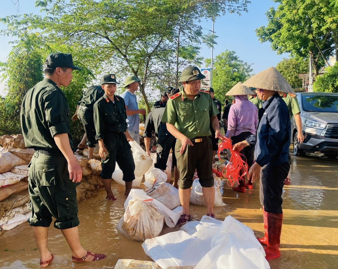 Huy động hơn 32.100 lượt cán bộ chiến sĩ Công an phối hợp tham gia khắc phục hậu quả mưa lũ sau bão