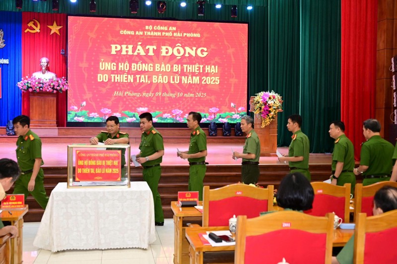 Bộ Công an ủng hộ 28 tỷ đồng hỗ trợ nhân dân 8 địa phương thiệt hại do bão lũ