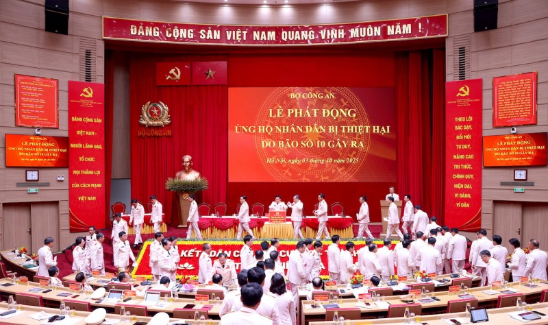 Bộ Công an ủng hộ 28 tỷ đồng hỗ trợ nhân dân 8 địa phương thiệt hại do bão lũ