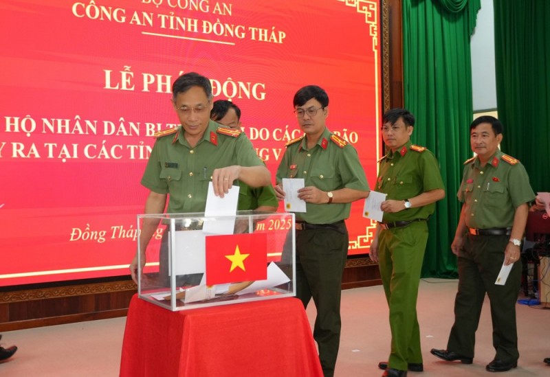 Bộ Công an ủng hộ 28 tỷ đồng hỗ trợ nhân dân 8 địa phương thiệt hại do bão lũ