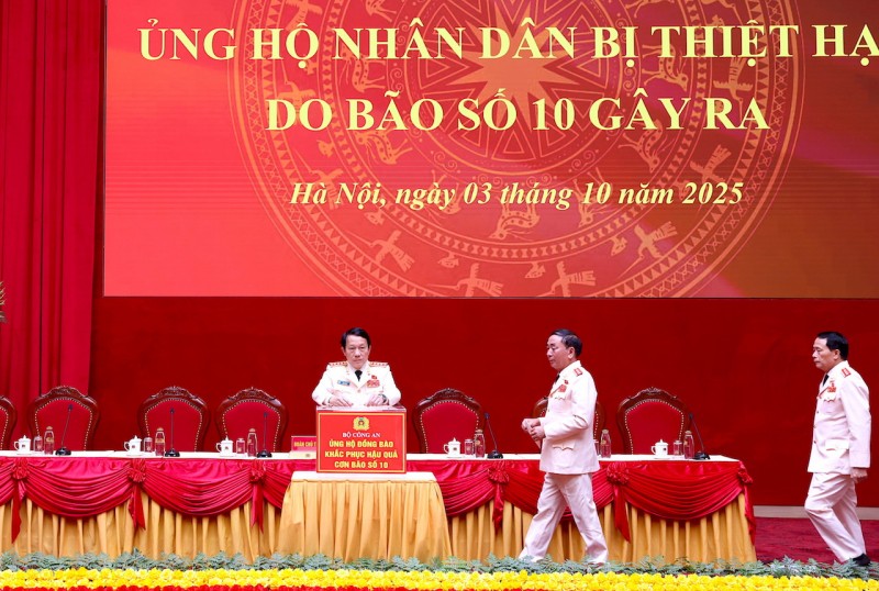 Bộ Công an ủng hộ 28 tỷ đồng hỗ trợ nhân dân 8 địa phương thiệt hại do bão lũ