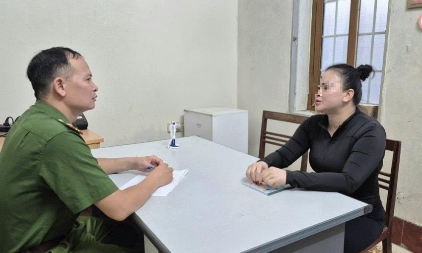 Tạm giữ hình sự người phụ nữ vận chuyển hàng cấm qua biên giới Tạm giữ hình sự người phụ nữ vận chuyển hàng cấm qua biên giới