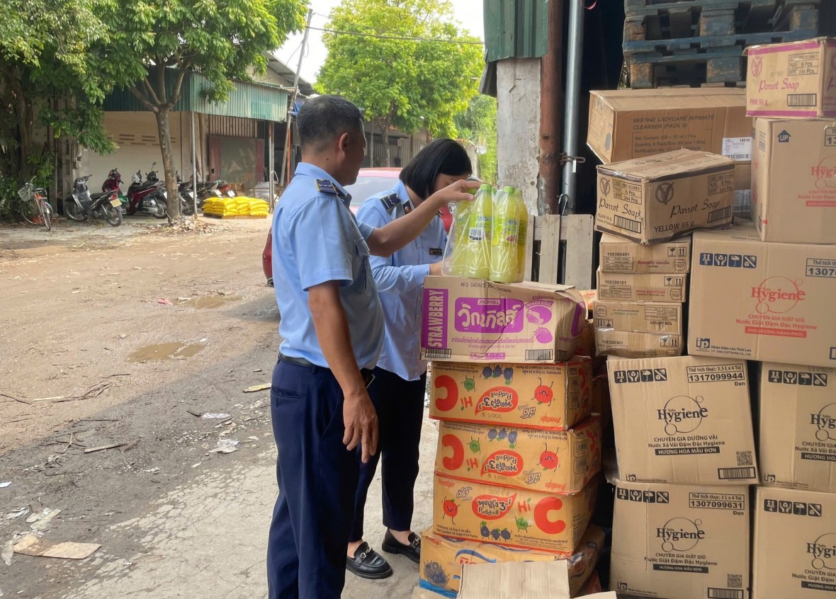 Đội Quản lý thị trường số 16 (Chi cục Quản lý thị trường Hà Nội) kiểm tra, tạm giữ toàn bộ số hàng hóa là thực phẩm nhập lậu. Đội Quản lý thị trường số 16 (Chi cục Quản lý thị trường Hà Nội) kiểm tra, tạm giữ toàn bộ số hàng hóa là thực phẩm nhập lậu.