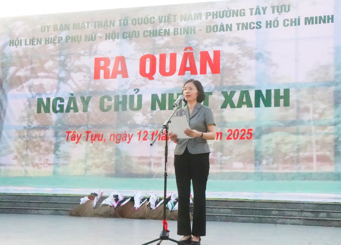 Chủ tịch Ủy ban MTTQ phường Tây Tựu Chu Thị Thu Hà phát động tại lễ ra quân.