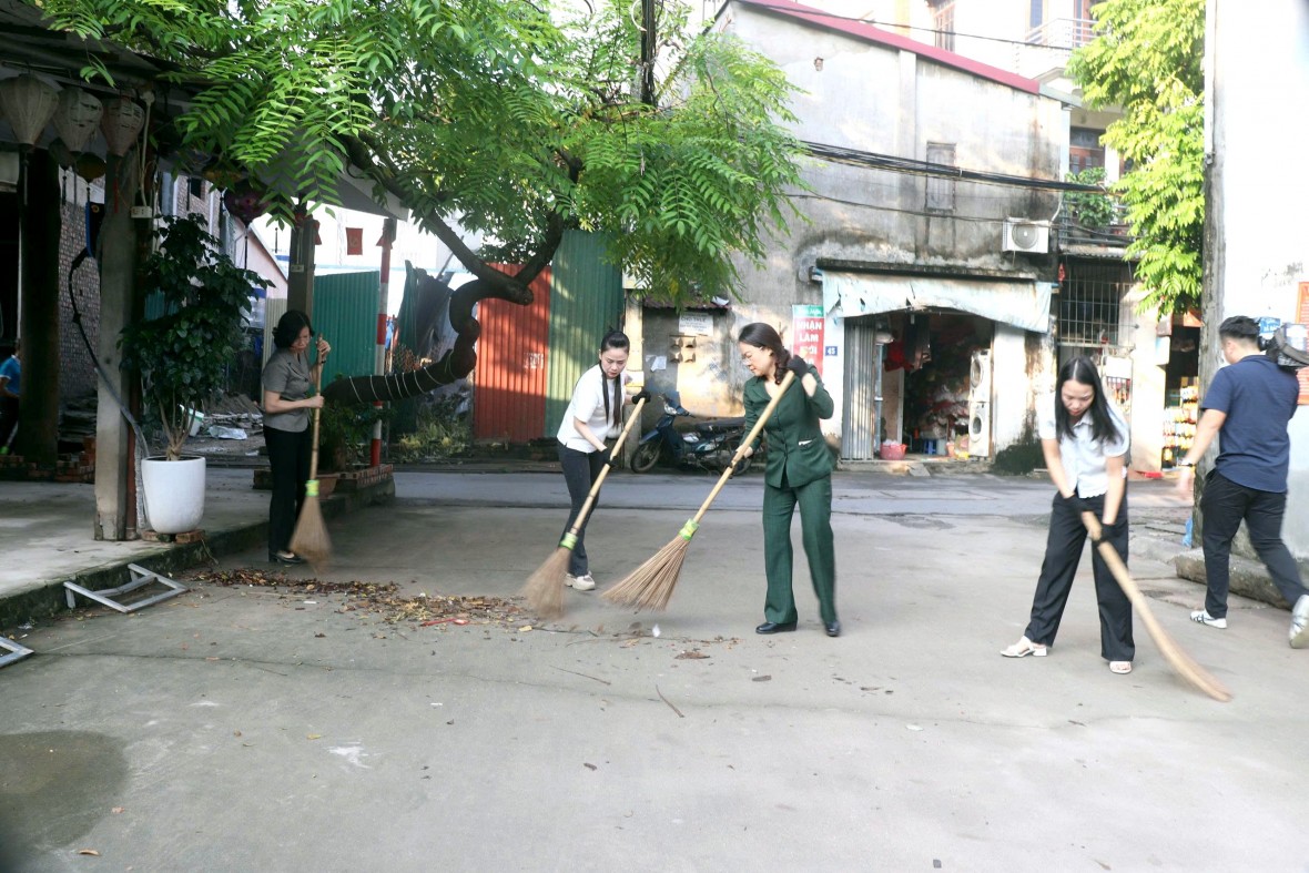 Phó Bí thư Thường trực Đảng uỷ phường Tây Tựu Nguyễn Thị Nắng Mai cùng Chủ tịch Ủy ban MTTQ phường Tây Tựu Chu Thị Thu Hà hưởng ứng chương trình “Ngày Chủ nhật xanh”.