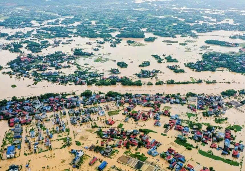 Bốn tỉnh thiệt hại nặng nề sau bão số 11, hàng nghìn ngôi nhà vẫn ngập sâu