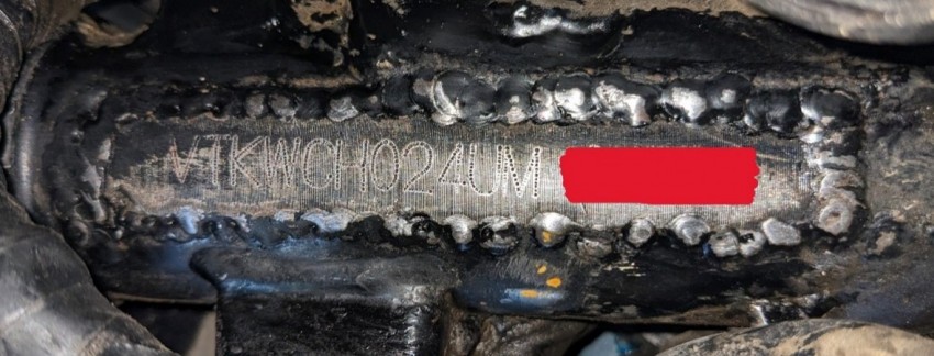 Hình ảnh số khung, số máy nguyên thủy bị tẩy xóa rồi đóng đục lại số mới.