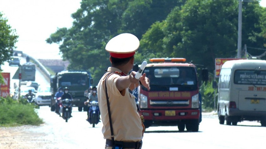 Tăng cường lực lượng phân luồng, điều tiết giao thông các nút giao thông lớn, các tuyến đường dẫn vào trung tâm.