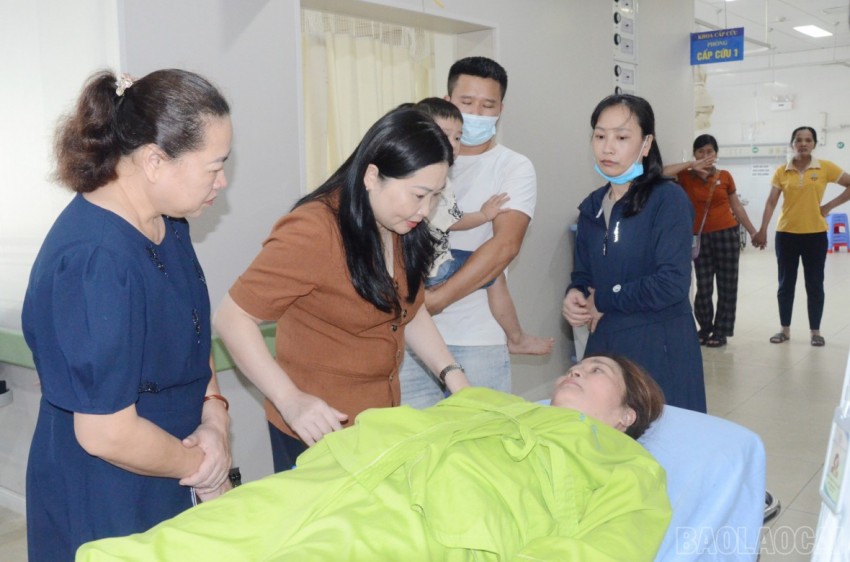 đồng chí Vũ Thị Hiền Hạnh - Phó Chủ tịch UBND tỉnh đã đến Bệnh viện Đa khoa số 1 tỉnh Lào Cai thăm hỏi, động viên các nạn nhân