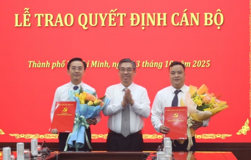 Phó Bí thư Thành ủy, Chủ tịch Ủy ban MTTQ Việt Nam TP.HCM Nguyễn Phước Lộc ,trao quyết định cho ông Đinh Xuân Hải﻿ (ngoài cùng bên phải) và ông Trần Thế Thông (ngoài cùng bên trái).