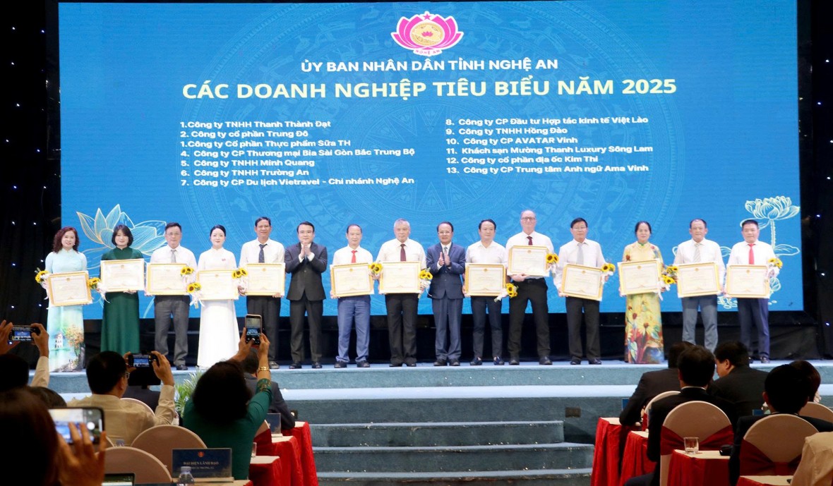 Trao Bằng khen của UBND tỉnh cho các doanh nghiệp tiêu biểu. Trao Bằng khen của UBND tỉnh cho các doanh nghiệp tiêu biểu.