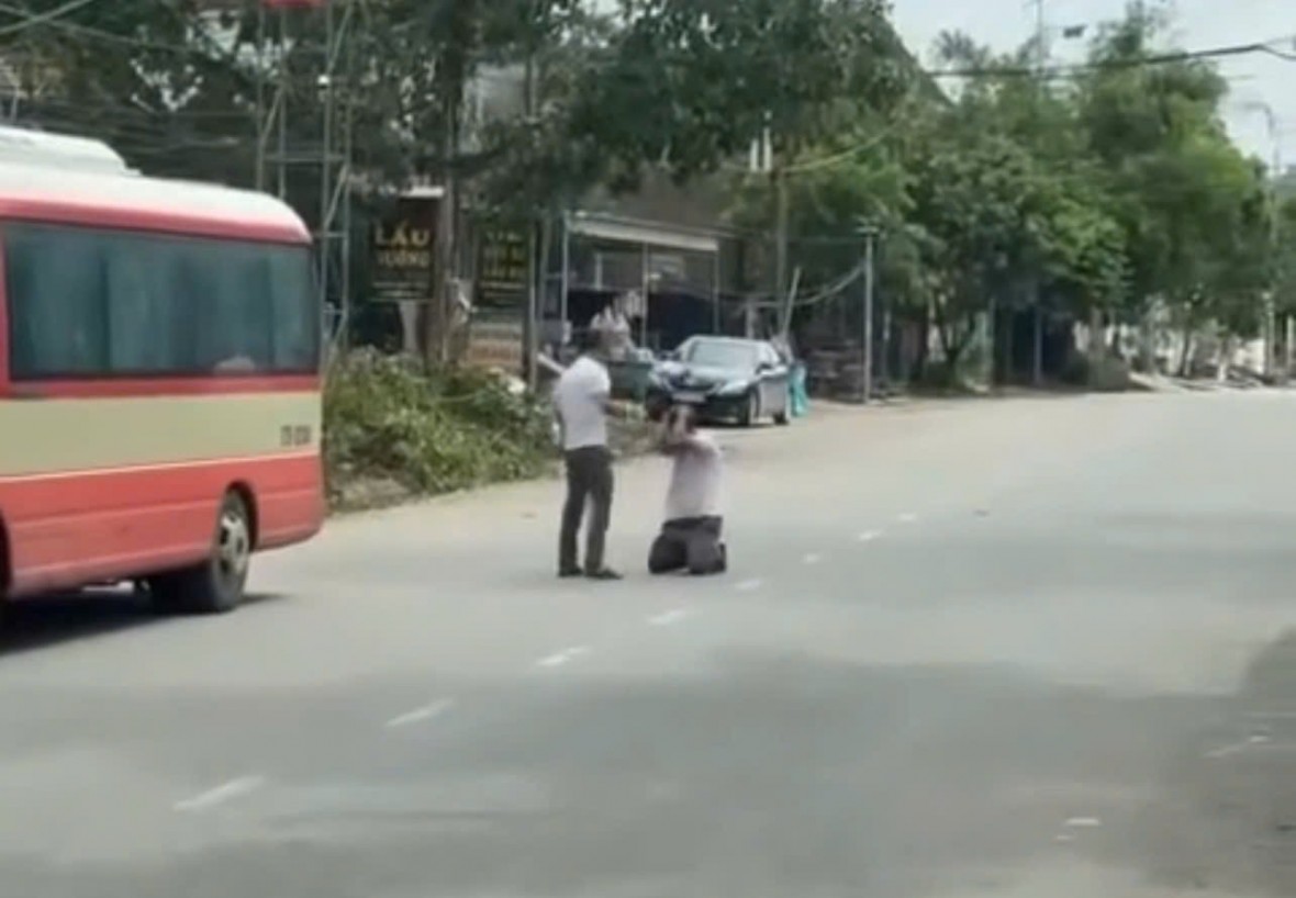 Nguyễn Văn Hòa bắt anh B. quỳ xuống đường xin lỗi - Ảnh cắt từ video.
