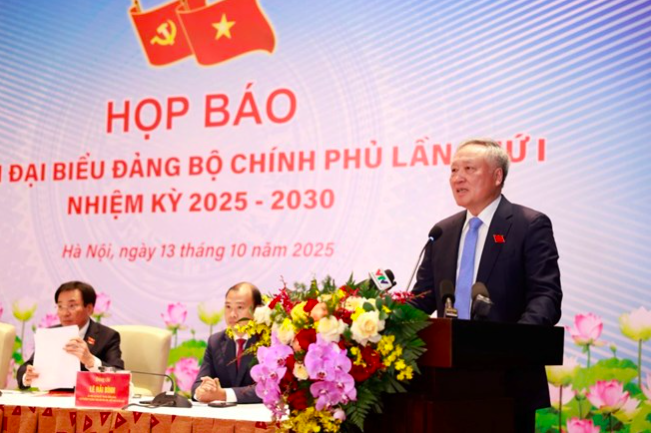 Ủy viên Bộ Chính trị, Phó Thủ tướng Thường trực Chính phủ Nguyễn Hòa Bình nêu ra các vấn đề dân sinh bức xúc như ngập lụt đô thị, ô nhiễm, ùn tắc giao thông cần được giải quyết. Ủy viên Bộ Chính trị, Phó Thủ tướng Thường trực Chính phủ Nguyễn Hòa Bình nêu ra các vấn đề dân sinh bức xúc như ngập lụt đô thị, ô nhiễm, ùn tắc giao thông cần được giải quyết.