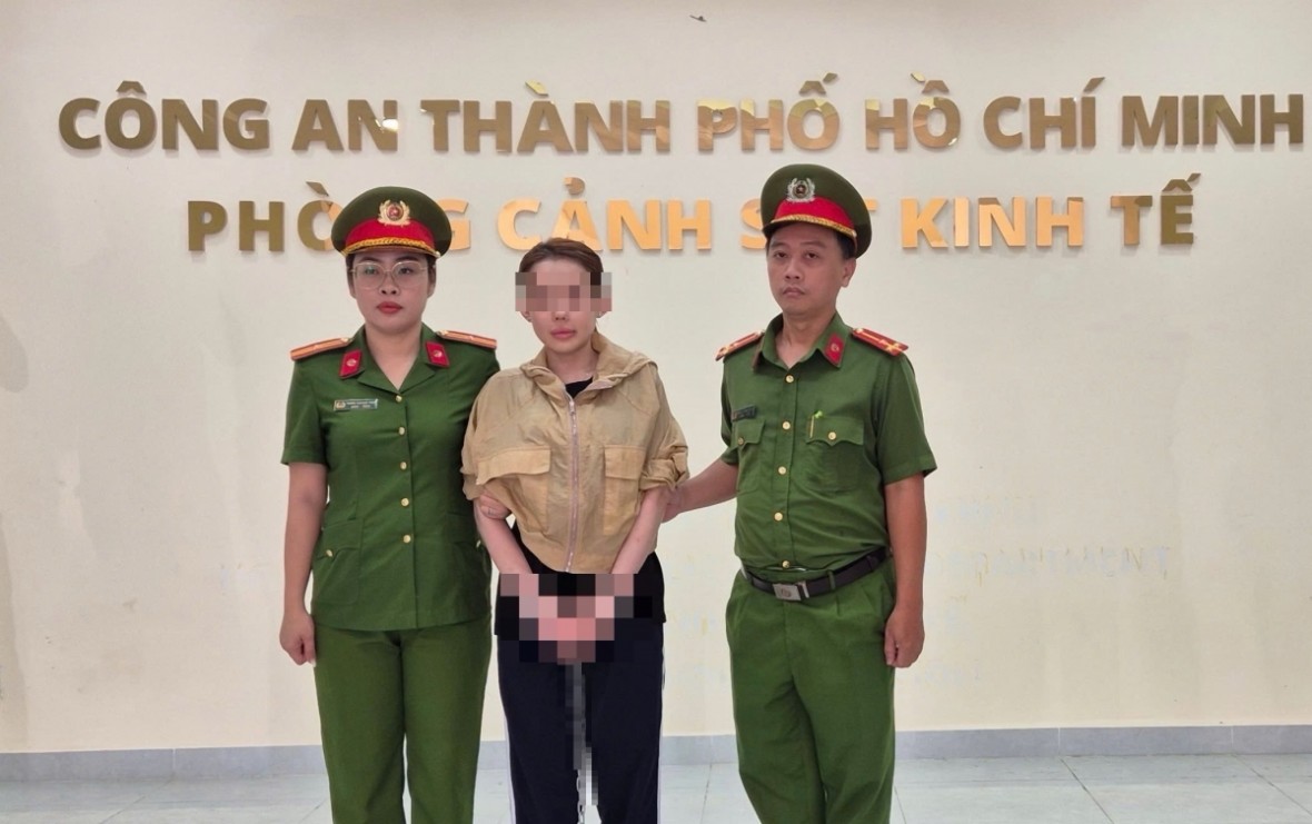 Cơ quan Cảnh sát điều tra tống đạt các quyết định khởi tố và lệnh bắt tạm giam Võ Thị Ngọc Ngân (tức Ngân 98).