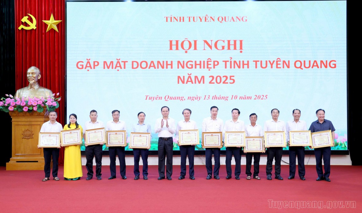 Tuyên Quang: 30 tập thể, 12 cá nhân được nhận Bằng khen vì có thành tích xuất sắc trong hoạt động doanh nghiệp năm 2025.