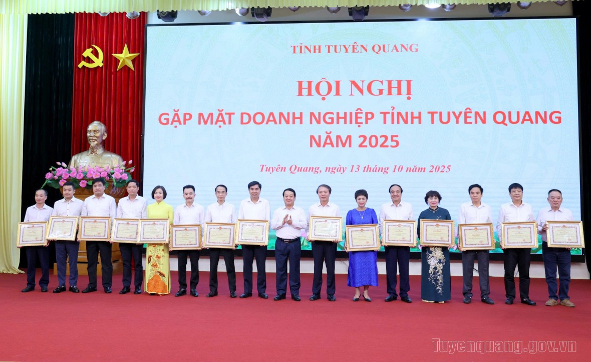Tuyên Quang: 30 tập thể, 12 cá nhân được nhận Bằng khen vì có thành tích xuất sắc trong hoạt động doanh nghiệp năm 2025.