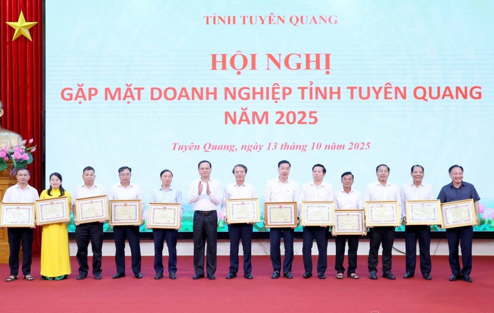 Tuyên Quang: 30 tập thể, 12 cá nhân được nhận Bằng khen vì có thành tích xuất sắc trong hoạt động doanh nghiệp năm 2025.