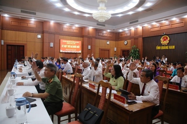 các đại biểu HĐND tỉnh Quảng Nam biểu quyết miễn nhiệm chức danh Chủ tịch HĐND tỉnh