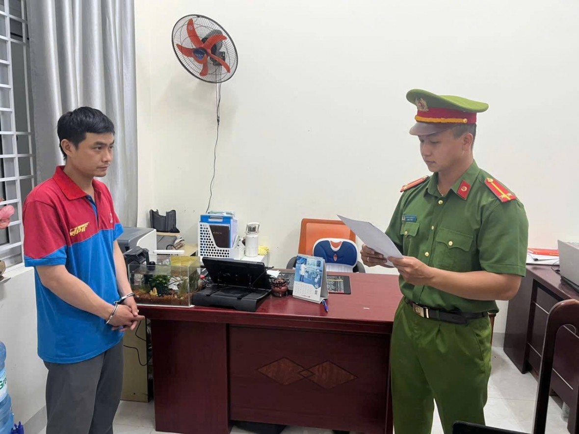 Đối tượng Nguyễn Phi Bình bị bắt giữ. Ảnh: (CAĐN)