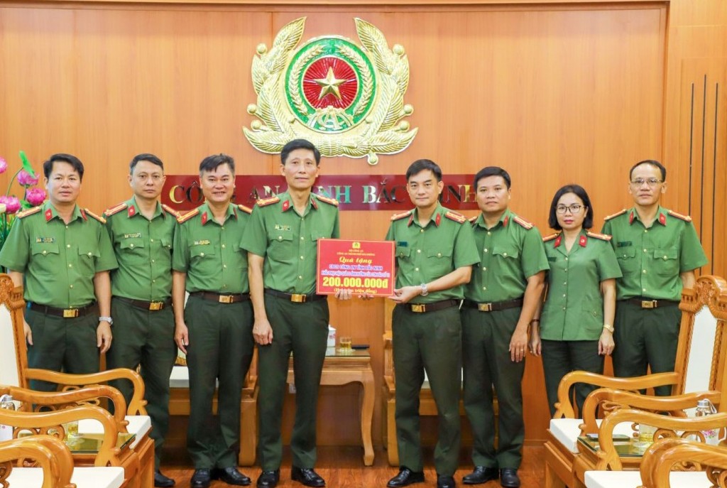 Công an Hải Phòng sẻ chia khó khăn với Công an Bắc Ninh trong đợt bão lũ lịch sử