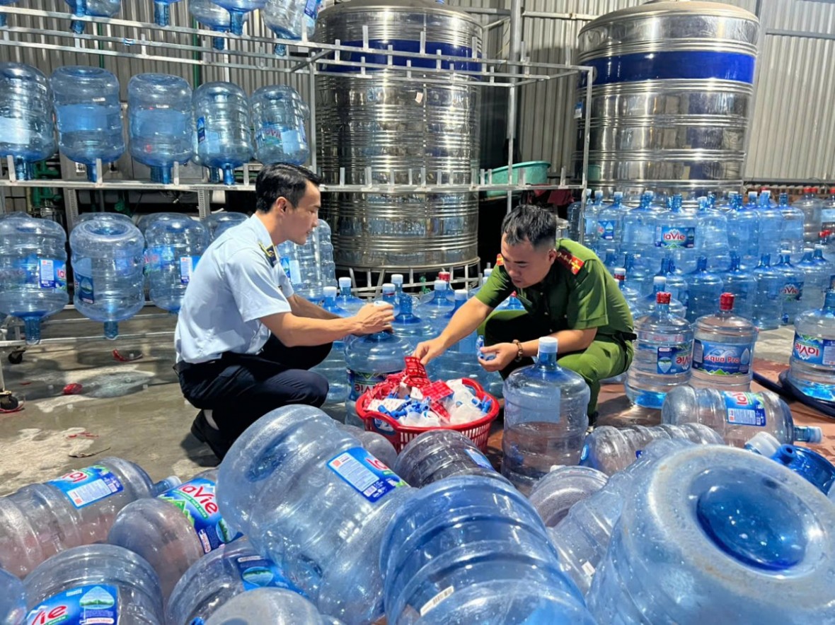 Triệt phá đường dây làm giả nước Lavie quy mô lớn tại Hà Nội Tang vật thu giữ tại hiện trường gồm hơn 500 bình nước Lavie giả các loại 19 lít và 18,5 lít.