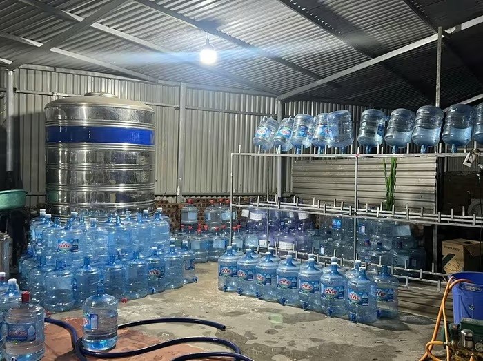 Triệt phá đường dây làm giả nước Lavie quy mô lớn tại Hà Nội Xưởng sản xuất Lavie giả quy mô lớn do Lê Văn Viết làm chủ.