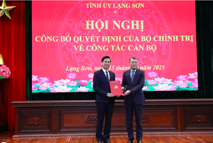 Ông Lê Minh Hưng (Bên phải) trao quyết định của Bộ Chính trị cho ông Hoàng Quốc Khánh (bên phải).