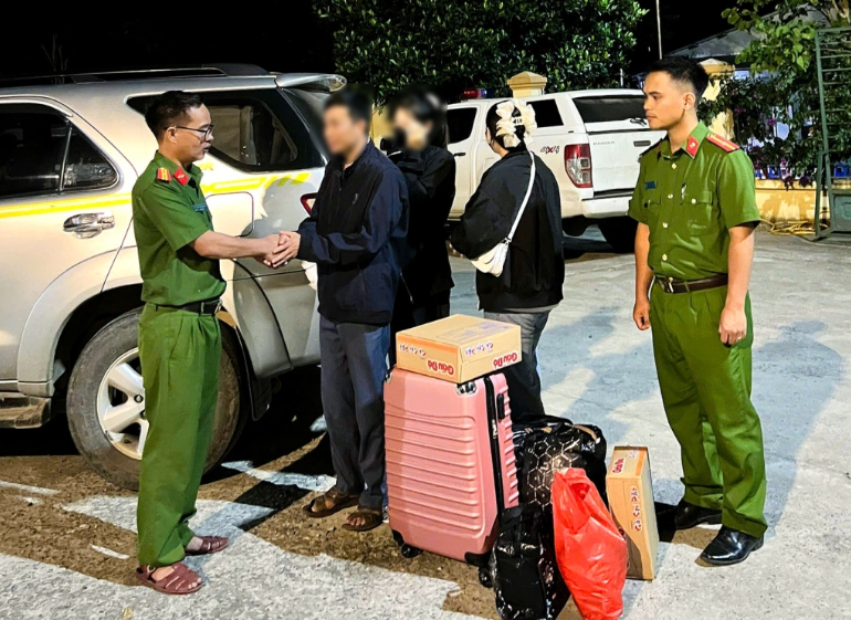 Kịp thời ngăn chặn hai nữ sinh lớp 10 bỏ nhà vì mắc bẫy lừa “việc nhẹ, lương cao” Kịp thời ngăn chặn hai nữ sinh lớp 10 bỏ nhà vì mắc bẫy lừa “việc nhẹ, lương cao”