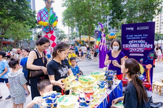 Những hoạt động gắn kết cộng đồng sáng tạo mang đến trải nghiệm vui tươi và kết nối cho cư dân các khu đô thị ROX. Những hoạt động gắn kết cộng đồng sáng tạo mang đến trải nghiệm vui tươi và kết nối cho cư dân các khu đô thị ROX.