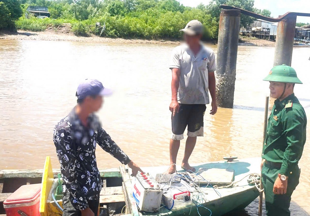 Phát hiện, xử lý hai đối tượng sử dụng kích điện khai thác thủy sản trái phép Phát hiện, xử lý hai đối tượng sử dụng kích điện khai thác thủy sản trái phép