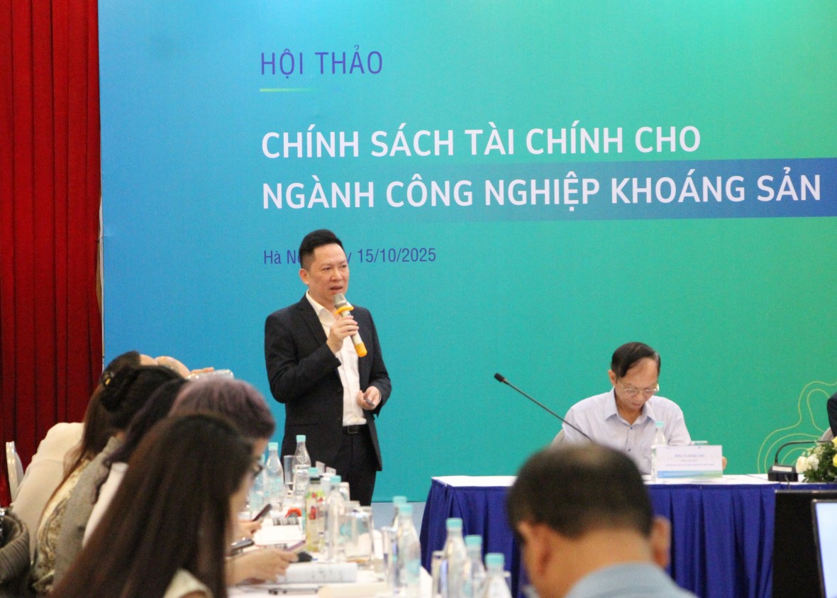 Ông Phan Chiến Thắng – Phó Tổng Giám đốc Công ty TNHH Khai thác Chế biến Khoáng sản Núi Pháo chia sẻ tại hội thảo.